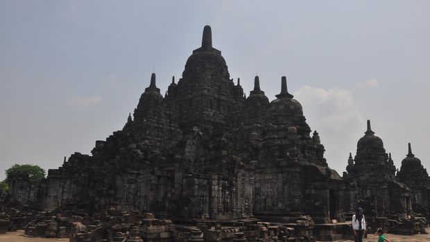 WISATA EDUKASI SEJARAH CANDI SEWU Seorang pengunjung bersama anaknya berwisata di kompleks Candi Sewu, Prambanan, Klaten, Jawa Tengah, Minggu (27/9). Warga memanfaatkan hari libur dengan mengajak anak mereka dengan mengunjungi obyek wisata candi sewu peninggalan Buddha yang dibangun pada abad ke-8, sebagai wisata edukasi pengenalan sejarah candi. ANTARA FOTO/ Aloysius Jarot Nugroho/pd/15.