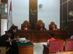 Priyo Berlinang Air Mata Minta Maaf Pada Kakak Tata Chubby di Persidangan