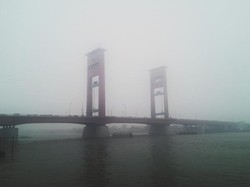 Pemandangan Jembatan Ampera di Palembang Berselimut Asap, Sedih!