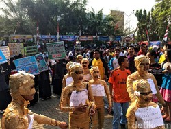 Ada Zombie yang Dililit Plester Berkeliaran di Jalanan di Sukabumi