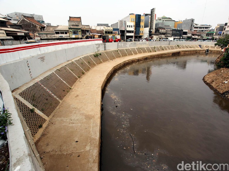 Gugatan Menggusur untuk Normalisasi Sungai ala Ahok Tak Diterima