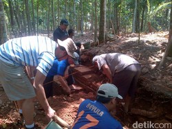 Bagian Bangunan Diduga Situs Candi Hindu Ditemukan di Kebun Warga Semarang