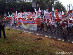 Ribuan Forum Bidan Long March dari Patung Kuda Menuju Istana Negara