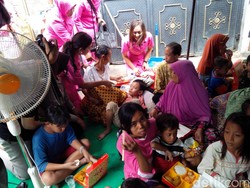 Polwan Polres Jakbar Trauma Healing di Lokasi Kebakaran Tambora