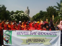 Hari Terakhir Risma, Ribuan Warga Surabaya: Never Say Goodbye