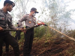 Begini Aksi Kapolda Kalbar Turun Langsung Menyemprot Lahan Gambut Terbakar