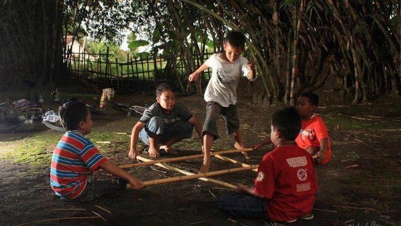 Ketika Purnama Datang Saatnya Anak  anak  Menikmati Mainan  