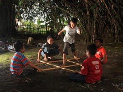 Ketika Purnama Datang, Saatnya Anak-anak Menikmati Mainan Tradisional