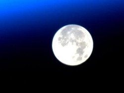 Astronaut Pamer Penampakan Bulan Sebelum Gerhana Supermoon