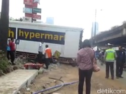 Truk Melintang di Depan Citos, Lalin Tersendat
