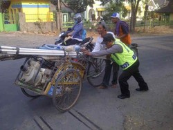 Saat Polisi Tegal in Action, Bantu Abang Becak Hingga Penyeberang Jalan