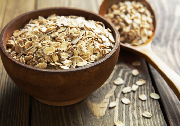 Makanan pertama yang harus banyak dikonsumsi adalah oat. Selain tinggi serat, oat juga banyak mengandung vitamin E dan asam lemak esensial yang baik untuk menurunkan berat badan serta sistem metabolisme. Foto: Thinkstock