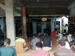 Orang Gila Dipasung, Djliteng: Kasihan! Bawa Sini Biar Saya Rawat