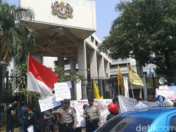 Buruh Demo di Depan Kedubes Malaysia, Kuningan ke Menteng Tersendat