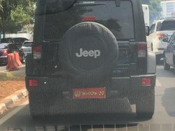 Mobil Jeep yang Melintas di Sudirman ini Resmi Mobil Dinas TNI Bukan?