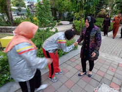 Mendengar dan tak Mau Janji, Cara Risma Berkampanye