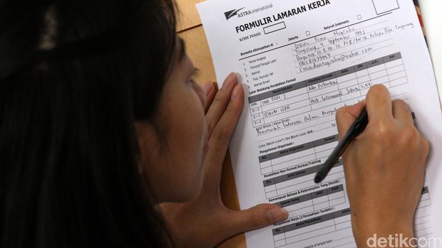 Para pencari kerja serbu Job For Career 2015 yang digelar di Gelora Bung Karno, Senayan,  Selasa (29/9/2015).  Bursa kerja tersebut berlangsung selama dua hari yang diikuti sejumlah perusahaan
