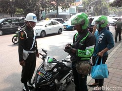 Pasang Stiker TNI AD di Pelat Motor, Abang GrabBike ini Disetop PM