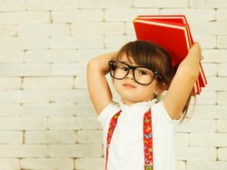 Pola Bermain Tak Sehat, Anak-anak Banyak Pakai Kacamata di Usia Terlalu Muda