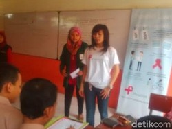 10 Sekolah di Surabaya Diberi Edukasi Bahaya HIV/AIDS