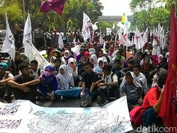 Anak-anak Petani Juga Ikut Demo di Depan Istana