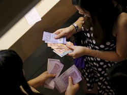 Pria atau Wanita, Siapa yang Lebih Mau Pinjamkan Uang? Ini Kata Riset