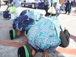 Jemaah Haji Kloter 1 dan 2 Embarkasi Surabaya Tiba di Surabaya