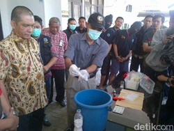 Sabu Rp 100 Juta Dimusnahkan dengan Cara Dicemplungkan ke Toilet