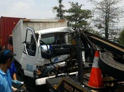 Kecelakaan Beruntun 4 Truk di Tol Cikampek, Lalin Sempat Macet 4 KM