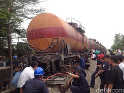 KA Anjlok di Deliserdang, 8 dari 20 Gerbong Sudah Dievakuasi