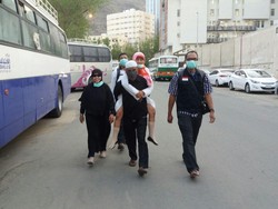 Gigihnya Petugas Haji Bantu Gendong Jemaah Haji yang Tersesat ke Pemondokan