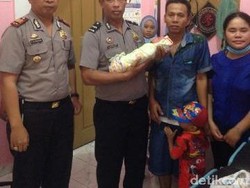 Salut! Polisi Bahu-membahu Bantu Wanita Melahirkan di Pinggir Jalan