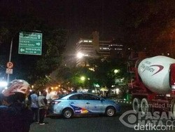 Tiang Listrik di Jl Wahid Hasyim Roboh Timpa Taksi