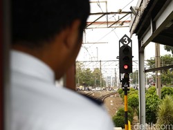 Sehari Bersama Masinis KRL, Sang Pengangkut Ribuan Manusia