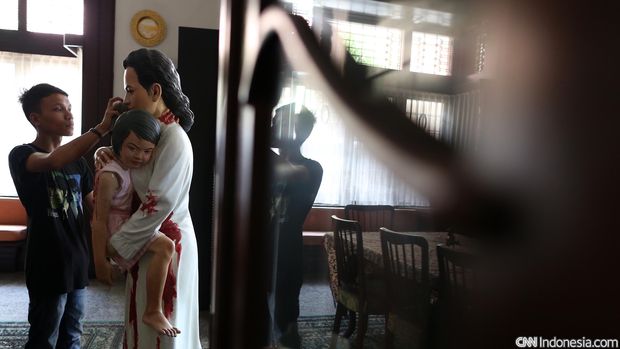 Petugas museum membersihkan patung deorama Ibu Nasution da Ade Irma Suryanidi ruang makan Museum Jendral Besar A.H Nasution, Jakarta, Rabu, 30 September 2015. Semula museum ini merupakan kediaman A.H Nasution sejak menjabat KSAD tahun 1949 hingga wafatnya pada 6 September 2000. Pada 1 Oktober 1965 tempat ini telah terjadi persitiwa dimana PKI dengan G 30-S nya berupaya menculik dan membunuh A.H. Nasution. CNN Indonesia/Safir Makki