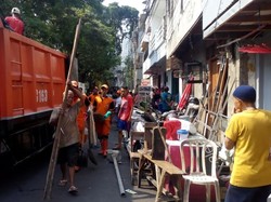 Rumah Warga, PAUD, Kantor RW, dan WC Umum di Bantaran Kali di Petojo Digusur