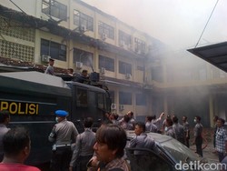 Polisi dan PNS Berhamburan saat Mapolda Jateng Terbakar