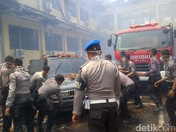 Mapolda Jateng Terbakar, Polisi Angkat Mobil Dinas Ramai-ramai