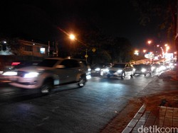 Ada Kecelakaan Bus Tabrak Warung, Jalan Cokroaminoto ke Menteng Macet