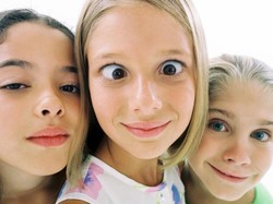 Hati-hati! Kelamaan Main Gadget, Mata Anak Bisa Juling