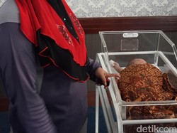 Tak Tahu Bayinya Dievakuasi agar Terbebas dari Asap, Ibu ini Kebingungan