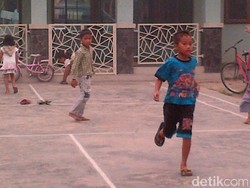 Ketika Anak-anak di Pekanbaru Bermain di Tengah Asap Pekat