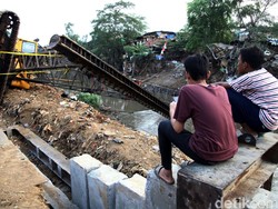 Operator Crane yang Jatuh di Kampung Pulo Sempat Ditimpuki Warga
