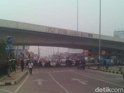 Kabut Asap Pekat Landa Medan, Warga Kembali Pakai Masker