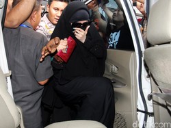 Amel Alvi Pakai Gelang Tasbih dan Dompet Victoria Secret di Sidang Muncikari