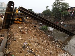 Cerita Kepanikan Sang Ayah Saat Korban Crane Hilang Tertumpuk Kayu