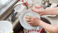 6 Cara Praktis Cuci Piring Usai Buka Puasa, Yuk Dicoba!