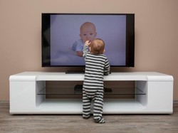 Balita Sering Nonton Program TV Anak Berbahasa Asing, Bagus atau Tidak Ya?