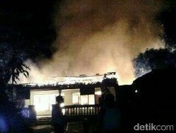 Gudang dan Warung di Samping Kelurahan Jatisari Bekasi Terbakar