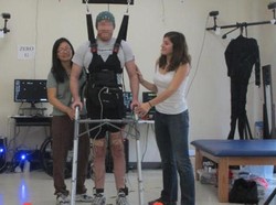 Dengan Kekuatan Otaknya Sendiri, Pria Ini Akhirnya Bisa Berjalan